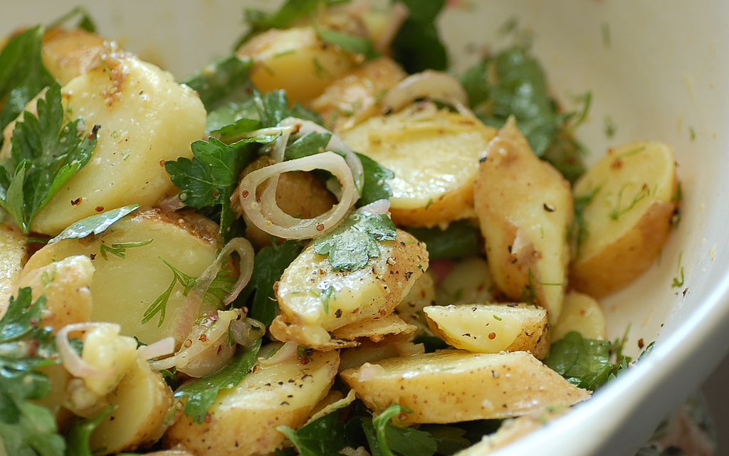 Připravte si na štědrovečerní tabuli bramborový salát bez majonézy
