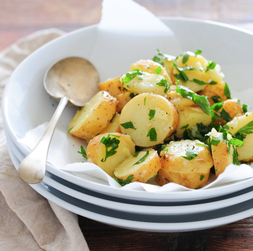 Připravte si na štědrovečerní tabuli bramborový salát bez majonézy
