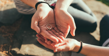 Jak sladit snubní a zásnubní prsten?